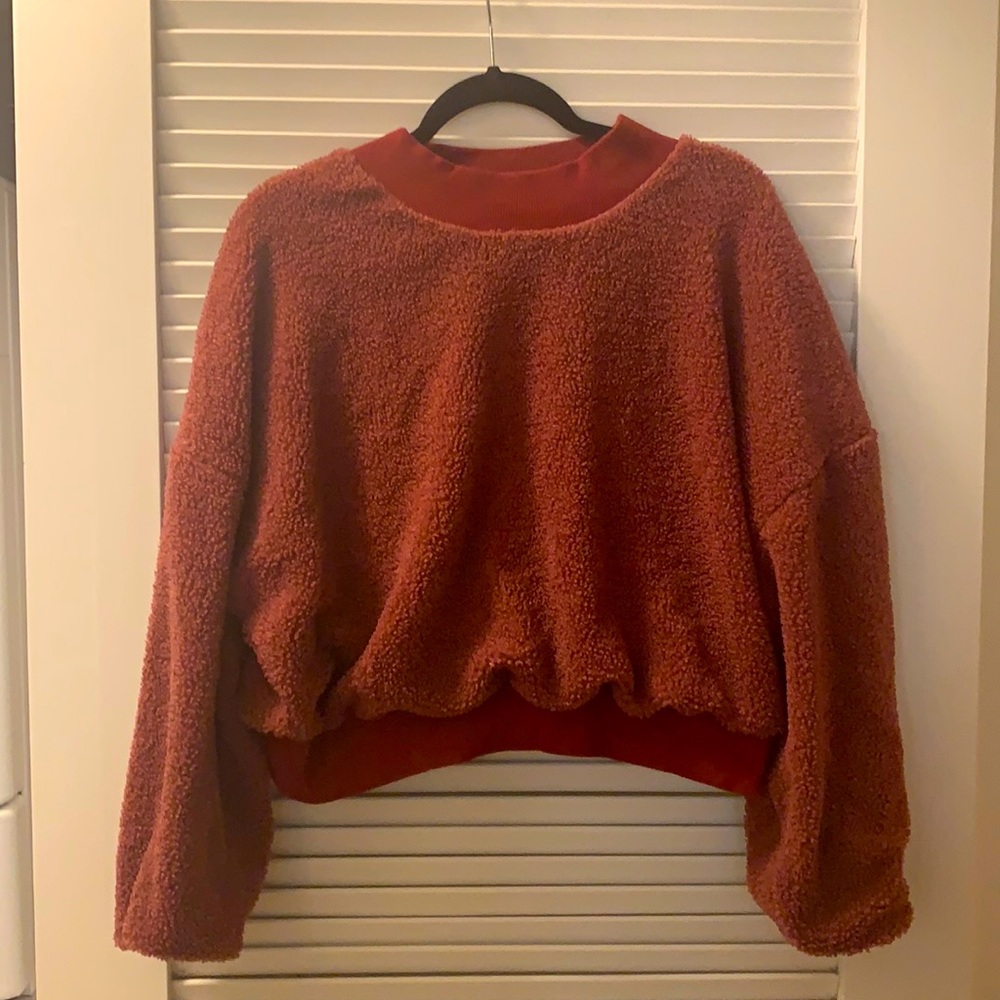 Red lined cropped sweatshirt from Fabletics